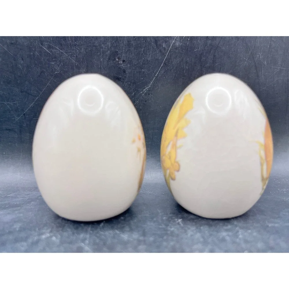 Vtg Easter Bunny‎ Rabbit Egg-Shaped Salt & Pepper Shaker Set White Floral 2.25